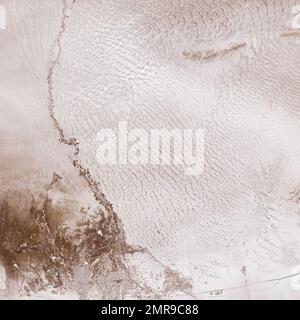 Antenna di neve sulle dune di sabbia nel deserto di Taklamakan della Cina. Elementi di questa immagine originati dalla NASA Foto Stock