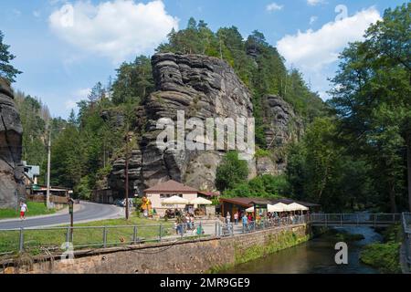 Chiosco con parete rocciosa all'ingresso dell'Edmungsklamm, Hrensko, Herrnskretschen, Kamenice River, Kamnitz, Okres Decín, Ústecký kraj, Svizzera boema Foto Stock