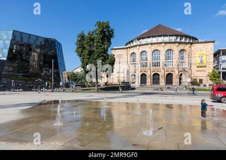 L'acqua si trova sulla piazza della Sinagoga Vecchia, sullo sfondo la Biblioteca Universitaria e il Teatro Comunale, Friburgo in Breisgau, Baden-Württemb Foto Stock