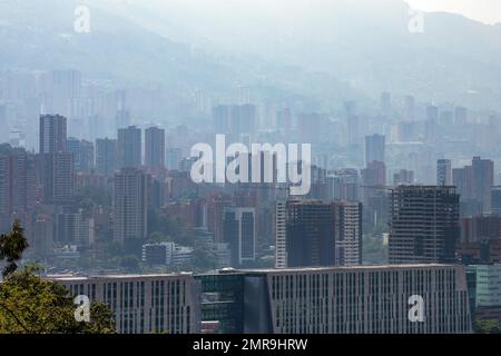 Medellin, Antioquia. Colombia - 26 gennaio 2023. La qualità dell'aria e il rumore sono stati uno dei problemi più continui della città Foto Stock