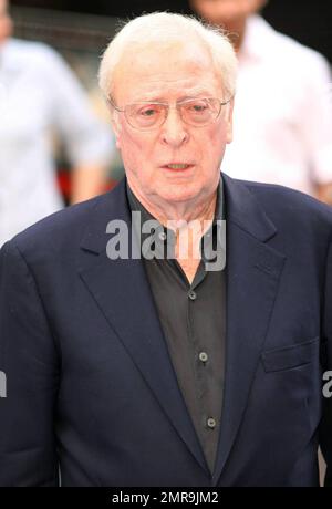 Michael Caine cammina il tappeto rosso per la prima nel Regno Unito del nuovo film Warner Brothers 'Inception' tenutosi a Odeon Leicester Square. L'attesissimo thriller d'azione fantascientifico, diretto da Christopher Nolan, famoso per "Batman Begins" e "The Dark Knight", ha nominato Oscar attori Leonardo DiCaprio, Marion Cotillard ed Ellen Page. 'Inception' è destinata a colpire il Regno Unito e il Nord America teatri e IMAX il 16 luglio e in tutta Europa in luglio e agosto. Londra, Regno Unito. 07/08/10. Foto Stock