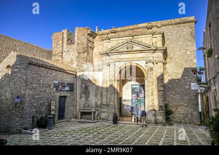 Ex monastero di San Domenico e la chiesa di San Michele, Piazza San Domenico, Erice, Sicilia, Italia, Europa Foto Stock