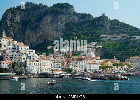 Vista della città dal mare, Amalfi, Campania, Italia, Europa Foto Stock