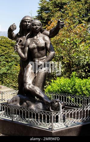 Medellin, Antioquia. Colombia - 26 gennaio 2023. La scultura cacique Nutibara, realizzata nel 1955, è in cemento patinato Foto Stock