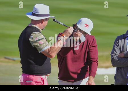 Pebble Beach, California, Stati Uniti. 31st Jan, 2023. Manolo Vega ascolta i consigli sui suoi club di Rory Sabbatini in pratica prima dell'AT&T Pro-Am. 2023, PGA Tour Golf Event. Qui sul famoso 18th verde a Pebble Beach Links Credit: Motofoto/Alamy Live News Foto Stock