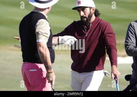 Pebble Beach, California, Stati Uniti. 31st Jan, 2023. Manolo Vega ascolta i consigli di Rory Sabbatini in pratica prima dell'evento di golf AT&T Pro-Am 2023, PGA Tour. Qui sul famoso 18th verde a Pebble Beach Links Credit: Motofoto/Alamy Live News Foto Stock