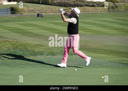 Pebble Beach, California, Stati Uniti. 31st Jan, 2023. Rory Sabbatini perde un chip in pratica prima dell'evento di golf 2023 AT&T Pro-Am, PGA Tour. Qui sul famoso 18th verde a Pebble Beach Links Credit: Motofoto/Alamy Live News Foto Stock