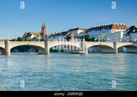 Vista dalle rive del Reno lungo il lungofiume fino al centro storico di Basilea con la Cattedrale di Basilea, St Martins Chiesa, il Mittlere Brücke Foto Stock