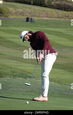 Pebble Beach, California, Stati Uniti. 31st Jan, 2023. Manolo Vega (istruttore di golf You Tube Sensation) pratica prima dell'evento di golf AT&T Pro-Am, PGA Tour 2023. Qui sul famoso 18th a Pebble Beach Links Credit: Motofoto/Alamy Live News Foto Stock