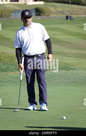 Pebble Beach, California, Stati Uniti. 31st Jan, 2023. L'attore di Hollywood, Michael pena pratica prima dell'evento di golf AT&T Pro-Am del 2023, PGA Tour. Qui nel famoso bunker 18th a Pebble Beach Links Credit: Motofoto/Alamy Live News Foto Stock