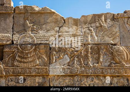 Rilievo con creatura alata come simbolo degli Zoroastriani, Persepolis, Persepolis, Iran, Asia Foto Stock