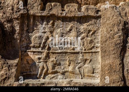 Rilievo di Bahram II sotto la tomba di roccia di Dario I. Scena di battaglia, Naqsh-e Rostam, tombe rupestri dei grandi re, Naqsh-e Rostam, Iran, Asia Foto Stock