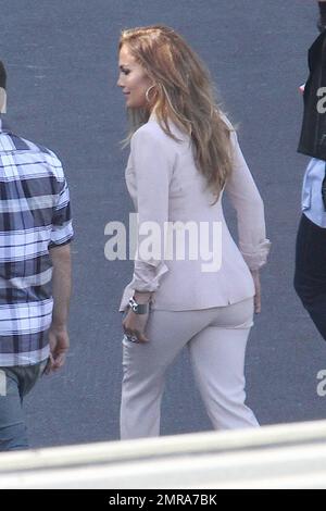 Indossando tacchi super alti a stiletto e un tuta abbronzante, Jennifer Lopez arriva al palco "American Idol". È riferito che J lo può chiamarlo esce dopo la sua seconda stagione in mostra. Secondo i rapporti, Lopez ha avuto un contratto di un anno per le stagioni 10 e 11 della mostra e con il suo prossimo tour con Enrique Iglesias che metterà la sua oltremare quando 'Idol' audizioni ricominciare in autunno, insieme con i suoi doveri di mamma, è appena diventata troppo occupata per continuare con lo spettacolo. Los Angeles, California. 16th maggio 2012. Foto Stock