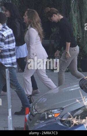 Indossando tacchi super alti a stiletto e un tuta abbronzante, Jennifer Lopez arriva al palco "American Idol". È riferito che J lo può chiamarlo esce dopo la sua seconda stagione in mostra. Secondo i rapporti, Lopez ha avuto un contratto di un anno per le stagioni 10 e 11 della mostra e con il suo prossimo tour con Enrique Iglesias che metterà la sua oltremare quando 'Idol' audizioni ricominciare in autunno, insieme con i suoi doveri di mamma, è appena diventata troppo occupata per continuare con lo spettacolo. Los Angeles, California. 16th maggio 2012. Foto Stock