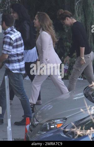 Indossando tacchi super alti a stiletto e un tuta abbronzante, Jennifer Lopez arriva al palco "American Idol". È riferito che J lo può chiamarlo esce dopo la sua seconda stagione in mostra. Secondo i rapporti, Lopez ha avuto un contratto di un anno per le stagioni 10 e 11 della mostra e con il suo prossimo tour con Enrique Iglesias che metterà la sua oltremare quando 'Idol' audizioni ricominciare in autunno, insieme con i suoi doveri di mamma, è appena diventata troppo occupata per continuare con lo spettacolo. Los Angeles, California. 16th maggio 2012. Foto Stock