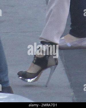 Indossando tacchi super alti a stiletto e un tuta abbronzante, Jennifer Lopez arriva al palco "American Idol". È riferito che J lo può chiamarlo esce dopo la sua seconda stagione in mostra. Secondo i rapporti, Lopez ha avuto un contratto di un anno per le stagioni 10 e 11 della mostra e con il suo prossimo tour con Enrique Iglesias che metterà la sua oltremare quando 'Idol' audizioni ricominciare in autunno, insieme con i suoi doveri di mamma, è appena diventata troppo occupata per continuare con lo spettacolo. Los Angeles, California. 16th maggio 2012. Foto Stock