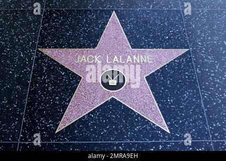 L'appassionato di fitness Jack Lavanne è la star dell'Hollywood Walk of Fame, che ha ricevuto nel 2002. Lalanne, che è stato accreditato di iniziare il movimento americano di idoneità, è morto ieri all'età di 96. Secondo quanto riferito, Lalanne è stata accesa a una vita sana all'età di 15 anni dopo aver partecipato a una conferenza del nutrizionista Paul Bragg. Le acrobazie memorabili che Jack ha intrapreso negli anni '1950s comprendevano nuotare nel Golden Gate Channel trainando una cabinovia da 2500 libbre e completare 1033 tiri in 23 minuti in TV. Los Angeles, California. 01/24/11. Foto Stock