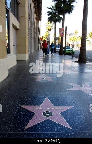 L'appassionato di fitness Jack Lavanne è la star dell'Hollywood Walk of Fame, che ha ricevuto nel 2002. Lalanne, che è stato accreditato di iniziare il movimento americano di idoneità, è morto ieri all'età di 96. Secondo quanto riferito, Lalanne è stata accesa a una vita sana all'età di 15 anni dopo aver partecipato a una conferenza del nutrizionista Paul Bragg. Le acrobazie memorabili che Jack ha intrapreso negli anni '1950s comprendevano nuotare nel Golden Gate Channel trainando una cabinovia da 2500 libbre e completare 1033 tiri in 23 minuti in TV. Los Angeles, California. 01/24/11. Foto Stock