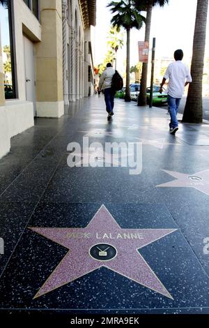 L'appassionato di fitness Jack Lavanne è la star dell'Hollywood Walk of Fame, che ha ricevuto nel 2002. Lalanne, che è stato accreditato di iniziare il movimento americano di idoneità, è morto ieri all'età di 96. Secondo quanto riferito, Lalanne è stata accesa a una vita sana all'età di 15 anni dopo aver partecipato a una conferenza del nutrizionista Paul Bragg. Le acrobazie memorabili che Jack ha intrapreso negli anni '1950s comprendevano nuotare nel Golden Gate Channel trainando una cabinovia da 2500 libbre e completare 1033 tiri in 23 minuti in TV. Los Angeles, California. 01/24/11. Foto Stock