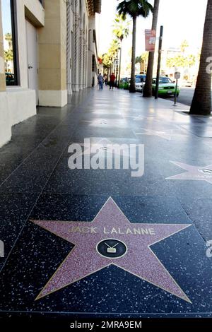 L'appassionato di fitness Jack Lavanne è la star dell'Hollywood Walk of Fame, che ha ricevuto nel 2002. Lalanne, che è stato accreditato di iniziare il movimento americano di idoneità, è morto ieri all'età di 96. Secondo quanto riferito, Lalanne è stata accesa a una vita sana all'età di 15 anni dopo aver partecipato a una conferenza del nutrizionista Paul Bragg. Le acrobazie memorabili che Jack ha intrapreso negli anni '1950s comprendevano nuotare nel Golden Gate Channel trainando una cabinovia da 2500 libbre e completare 1033 tiri in 23 minuti in TV. Los Angeles, California. 01/24/11. Foto Stock