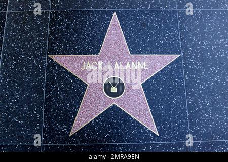 L'appassionato di fitness Jack Lavanne è la star dell'Hollywood Walk of Fame, che ha ricevuto nel 2002. Lalanne, che è stato accreditato di iniziare il movimento americano di idoneità, è morto ieri all'età di 96. Secondo quanto riferito, Lalanne è stata accesa a una vita sana all'età di 15 anni dopo aver partecipato a una conferenza del nutrizionista Paul Bragg. Le acrobazie memorabili che Jack ha intrapreso negli anni '1950s comprendevano nuotare nel Golden Gate Channel trainando una cabinovia da 2500 libbre e completare 1033 tiri in 23 minuti in TV. Los Angeles, California. 01/24/11. Foto Stock