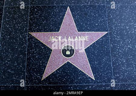 L'appassionato di fitness Jack Lavanne è la star dell'Hollywood Walk of Fame, che ha ricevuto nel 2002. Lalanne, che è stato accreditato di iniziare il movimento americano di idoneità, è morto ieri all'età di 96. Secondo quanto riferito, Lalanne è stata accesa a una vita sana all'età di 15 anni dopo aver partecipato a una conferenza del nutrizionista Paul Bragg. Le acrobazie memorabili che Jack ha intrapreso negli anni '1950s comprendevano nuotare nel Golden Gate Channel trainando una cabinovia da 2500 libbre e completare 1033 tiri in 23 minuti in TV. Los Angeles, California. 01/24/11. Foto Stock