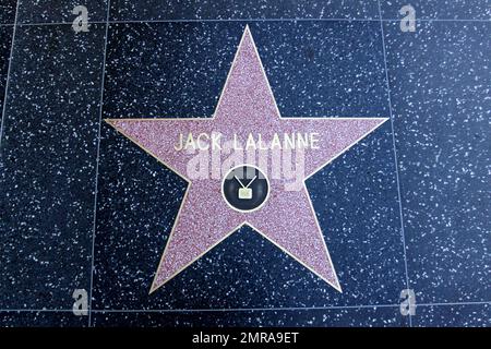 L'appassionato di fitness Jack Lavanne è la star dell'Hollywood Walk of Fame, che ha ricevuto nel 2002. Lalanne, che è stato accreditato di iniziare il movimento americano di idoneità, è morto ieri all'età di 96. Secondo quanto riferito, Lalanne è stata accesa a una vita sana all'età di 15 anni dopo aver partecipato a una conferenza del nutrizionista Paul Bragg. Le acrobazie memorabili che Jack ha intrapreso negli anni '1950s comprendevano nuotare nel Golden Gate Channel trainando una cabinovia da 2500 libbre e completare 1033 tiri in 23 minuti in TV. Los Angeles, California. 01/24/11. Foto Stock