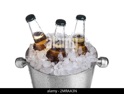 Birra in secchio metallico con ghiaccio isolato su bianco Foto Stock