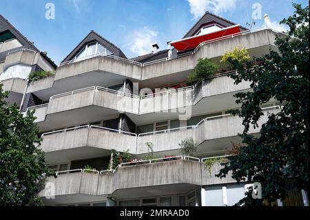 facciata di un edificio residenziale in cemento a vista Foto Stock