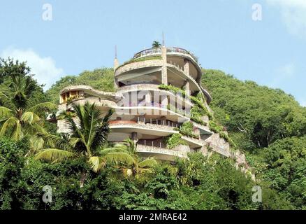 Alla ricerca di un regalo di Natale di questo mondo per una persona amata o forse una destinazione di nozze indimenticabile? Non cercate oltre l'unico e tranquillo Jade Mountain Resort sull'isola tropicale dei Caraibi, St Lucia. Jade Mountain sorge sopra i 600 acri di spiaggia resort di Anse Chastenet, ed è una cornucopia di architettura biologica che celebra la splendida bellezza paesaggistica di St LuciaÕs. Ponti individuali che conducono a santuari separati e aspre colonne con facciate in pietra che raggiungono il cielo rendono Jade Mountain una delle CaribbeanÕs più affascinanti esperienze resort. Camera da letto, area soggiorno e. Foto Stock