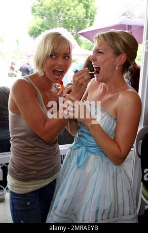 L'attrice Jaime Pressly si presenta con Melissa Joan Hart e gli amici alla grande apertura del nuovo negozio di dolciumi di Hart. Pressly ha goduto un po' di gelato e molte altre delizie durante i festeggiamenti. SweetHarts è un negozio con un'atmosfera familiare che serve caramelle, yogurt gelato self-service e altre delizie. Sherman Oaks, California. 5/30/09. Foto Stock