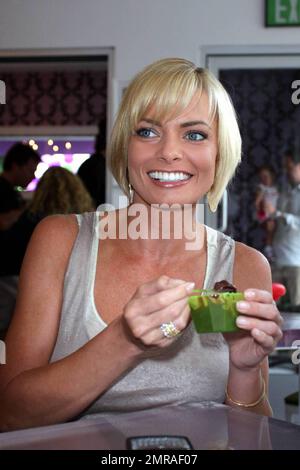 L'attrice Jaime Pressly si presenta con Melissa Joan Hart e gli amici alla grande apertura del nuovo negozio di dolciumi di Hart. Pressly ha goduto un po' di gelato e molte altre delizie durante i festeggiamenti. SweetHarts è un negozio con un'atmosfera familiare che serve caramelle, yogurt gelato self-service e altre delizie. Sherman Oaks, California. 5/30/09. Foto Stock