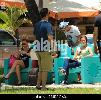 Il rapper americano Jake Miller è avvistato con il suo entourage a Miami Beach, Florida. Giugno 27, 2014. Foto Stock