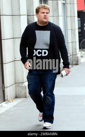 ESCLUSIVO!! James Corden, ospite della TV, indossa una t shirt OCD mentre si sposta a Soho. Corden è appena tornato da un viaggio a Los Angeles. Londra, Regno Unito. 8/2/10. . Foto Stock