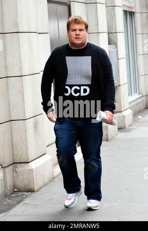 ESCLUSIVO!! James Corden, ospite della TV, indossa una t shirt OCD mentre si sposta a Soho. Corden è appena tornato da un viaggio a Los Angeles. Londra, Regno Unito. 8/2/10. . Foto Stock