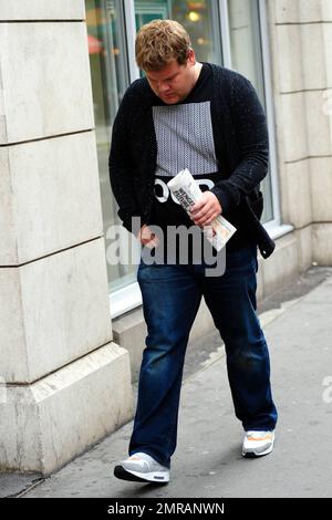 ESCLUSIVO!! James Corden, ospite della TV, indossa una t shirt OCD mentre si sposta a Soho. Corden è appena tornato da un viaggio a Los Angeles. Londra, Regno Unito. 8/2/10. . Foto Stock