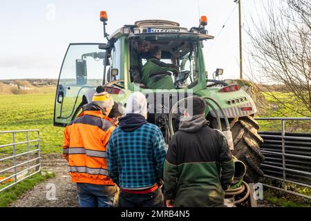 Clounkeen, West Cork, Irlanda. 31st Jan, 2023. Dennehy Harvesting Contractors ha distribuito liquame sui terreni agricoli di Clounkeen l'ultimo giorno di gennaio. Gli appaltatori con sede a Ballyhooley riempiono un serbatoio mobile per liquame tramite le autocisterne New Rock 4000 e pompano l'impasto in uno spanditore con barra di sgranamento. Questa forma di spandimento dei liquami contribuisce a ridurre le emissioni, il che è migliore per l'ambiente. Credit: AG News/Alamy Live News. Foto Stock