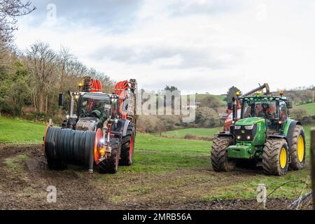 Clounkeen, West Cork, Irlanda. 31st Jan, 2023. Dennehy Harvesting Contractors ha distribuito liquame sui terreni agricoli di Clounkeen l'ultimo giorno di gennaio. Gli appaltatori con sede a Ballyhooley riempiono un serbatoio mobile per liquame tramite le autocisterne New Rock 4000 e pompano l'impasto in uno spanditore con barra di sgranamento. Questa forma di spandimento dei liquami contribuisce a ridurre le emissioni, il che è migliore per l'ambiente. Credit: AG News/Alamy Live News. Foto Stock