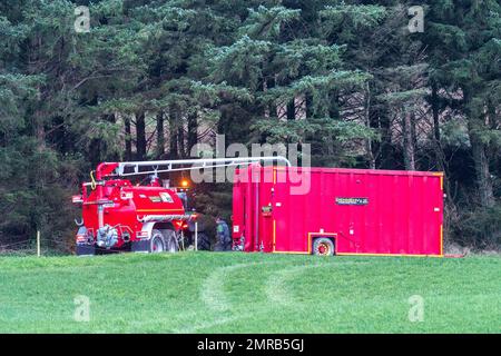 Clounkeen, West Cork, Irlanda. 31st Jan, 2023. Dennehy Harvesting Contractors ha distribuito liquame sui terreni agricoli di Clounkeen l'ultimo giorno di gennaio. Gli appaltatori con sede a Ballyhooley riempiono un serbatoio mobile per liquame tramite le autocisterne New Rock 4000 e pompano l'impasto in uno spanditore con barra di sgranamento. Questa forma di spandimento dei liquami contribuisce a ridurre le emissioni, il che è migliore per l'ambiente. Credit: AG News/Alamy Live News. Foto Stock