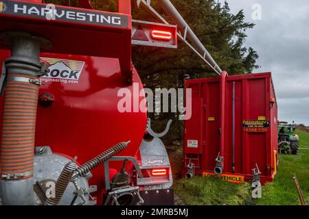 Clounkeen, West Cork, Irlanda. 31st Jan, 2023. Dennehy Harvesting Contractors ha distribuito liquame sui terreni agricoli di Clounkeen l'ultimo giorno di gennaio. Gli appaltatori con sede a Ballyhooley riempiono un serbatoio mobile per liquame tramite le autocisterne New Rock 4000 e pompano l'impasto in uno spanditore con barra di sgranamento. Questa forma di spandimento dei liquami contribuisce a ridurre le emissioni, il che è migliore per l'ambiente. Credit: AG News/Alamy Live News. Foto Stock