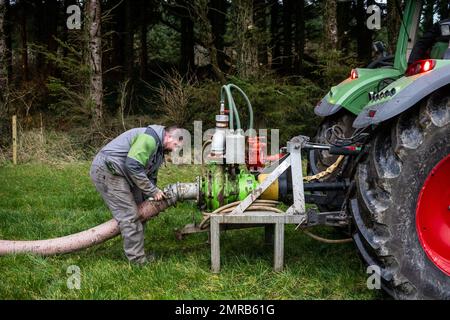 Clounkeen, West Cork, Irlanda. 31st Jan, 2023. Dennehy Harvesting Contractors ha distribuito liquame sui terreni agricoli di Clounkeen l'ultimo giorno di gennaio. Gli appaltatori con sede a Ballyhooley riempiono un serbatoio mobile per liquame tramite le autocisterne New Rock 4000 e pompano l'impasto in uno spanditore con barra di sgranamento. Questa forma di spandimento dei liquami contribuisce a ridurre le emissioni, il che è migliore per l'ambiente. Credit: AG News/Alamy Live News. Foto Stock