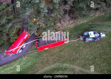 Clounkeen, West Cork, Irlanda. 31st Jan, 2023. Dennehy Harvesting Contractors ha distribuito liquame sui terreni agricoli di Clounkeen l'ultimo giorno di gennaio. Gli appaltatori con sede a Ballyhooley riempiono un serbatoio mobile per liquame tramite le autocisterne New Rock 4000 e pompano l'impasto in uno spanditore con barra di sgranamento. Questa forma di spandimento dei liquami contribuisce a ridurre le emissioni, il che è migliore per l'ambiente. Credit: AG News/Alamy Live News. Foto Stock