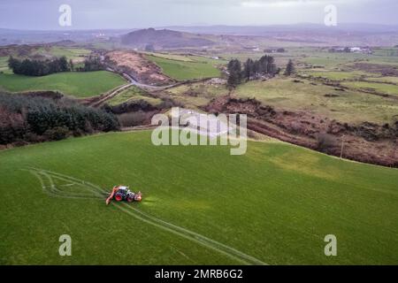 Clounkeen, West Cork, Irlanda. 31st Jan, 2023. Dennehy Harvesting Contractors ha distribuito liquame sui terreni agricoli di Clounkeen l'ultimo giorno di gennaio. Gli appaltatori con sede a Ballyhooley riempiono un serbatoio mobile per liquame tramite le autocisterne New Rock 4000 e pompano l'impasto in uno spanditore con barra di sgranamento. Questa forma di spandimento dei liquami contribuisce a ridurre le emissioni, il che è migliore per l'ambiente. Credit: AG News/Alamy Live News Foto Stock