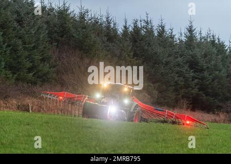 Clounkeen, West Cork, Irlanda. 31st Jan, 2023. Dennehy Harvesting Contractors ha distribuito liquame sui terreni agricoli di Clounkeen l'ultimo giorno di gennaio. Gli appaltatori con sede a Ballyhooley riempiono un serbatoio mobile per liquame tramite le autocisterne New Rock 4000 e pompano l'impasto in uno spanditore con barra di sgranamento. Questa forma di spandimento dei liquami contribuisce a ridurre le emissioni, il che è migliore per l'ambiente. Credit: AG News/Alamy Live News Foto Stock