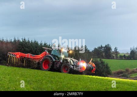 Clounkeen, West Cork, Irlanda. 31st Jan, 2023. Dennehy Harvesting Contractors ha distribuito liquame sui terreni agricoli di Clounkeen l'ultimo giorno di gennaio. Gli appaltatori con sede a Ballyhooley riempiono un serbatoio mobile per liquame tramite le autocisterne New Rock 4000 e pompano l'impasto in uno spanditore con barra di sgranamento. Questa forma di spandimento dei liquami contribuisce a ridurre le emissioni, il che è migliore per l'ambiente. Credit: AG News/Alamy Live News Foto Stock