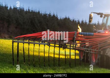 Clounkeen, West Cork, Irlanda. 31st Jan, 2023. Dennehy Harvesting Contractors ha distribuito liquame sui terreni agricoli di Clounkeen l'ultimo giorno di gennaio. Gli appaltatori con sede a Ballyhooley riempiono un serbatoio mobile per liquame tramite le autocisterne New Rock 4000 e pompano l'impasto in uno spanditore con barra di sgranamento. Questa forma di spandimento dei liquami contribuisce a ridurre le emissioni, il che è migliore per l'ambiente. Credit: AG News/Alamy Live News Foto Stock