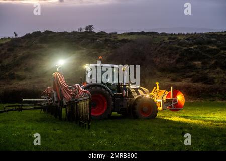 Clounkeen, West Cork, Irlanda. 31st Jan, 2023. Dennehy Harvesting Contractors ha distribuito liquame sui terreni agricoli di Clounkeen l'ultimo giorno di gennaio. Gli appaltatori con sede a Ballyhooley riempiono un serbatoio mobile per liquame tramite le autocisterne New Rock 4000 e pompano l'impasto in uno spanditore con barra di sgranamento. Questa forma di spandimento dei liquami contribuisce a ridurre le emissioni, il che è migliore per l'ambiente. Credit: AG News/Alamy Live News Foto Stock