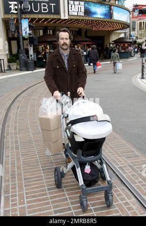 La star di 'My Name is Earll' Jason Lee trascorre un po' di tempo di qualità con sua figlia al centro commerciale Grove alla vigilia del suo primo Natale. La bambina è nata da lui e dal suo partner Ceren Alkac il 10 agosto. La coppia più tardi mer il 24 novembre 2008. Los Angeles, California. 12/24/08. Foto Stock