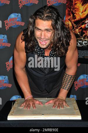 Jason Momoa promuove il suo ruolo di protagonista in 'Conan il barbaro' con una cerimonia di stampa a mano al Planet Hollywood a Times Square. New York, 18th agosto 2011. Foto Stock