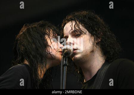 Jack White e Alison Mosshart of the Dead Weather suonano al New Orleans Jazz and Heritage Festival di New Orleans, LOUISIANA. 5/2/10. . Foto Stock
